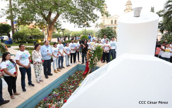 Daniel y Rosario rinden homenaje al Comandante Carlos Fonseca en su 80 Natalicio