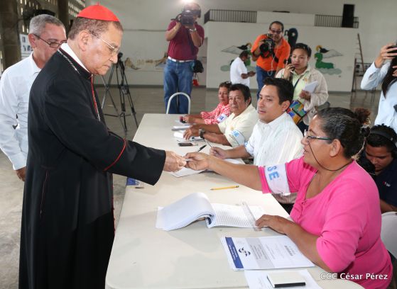 Cardenal Miguel acude a verificarse