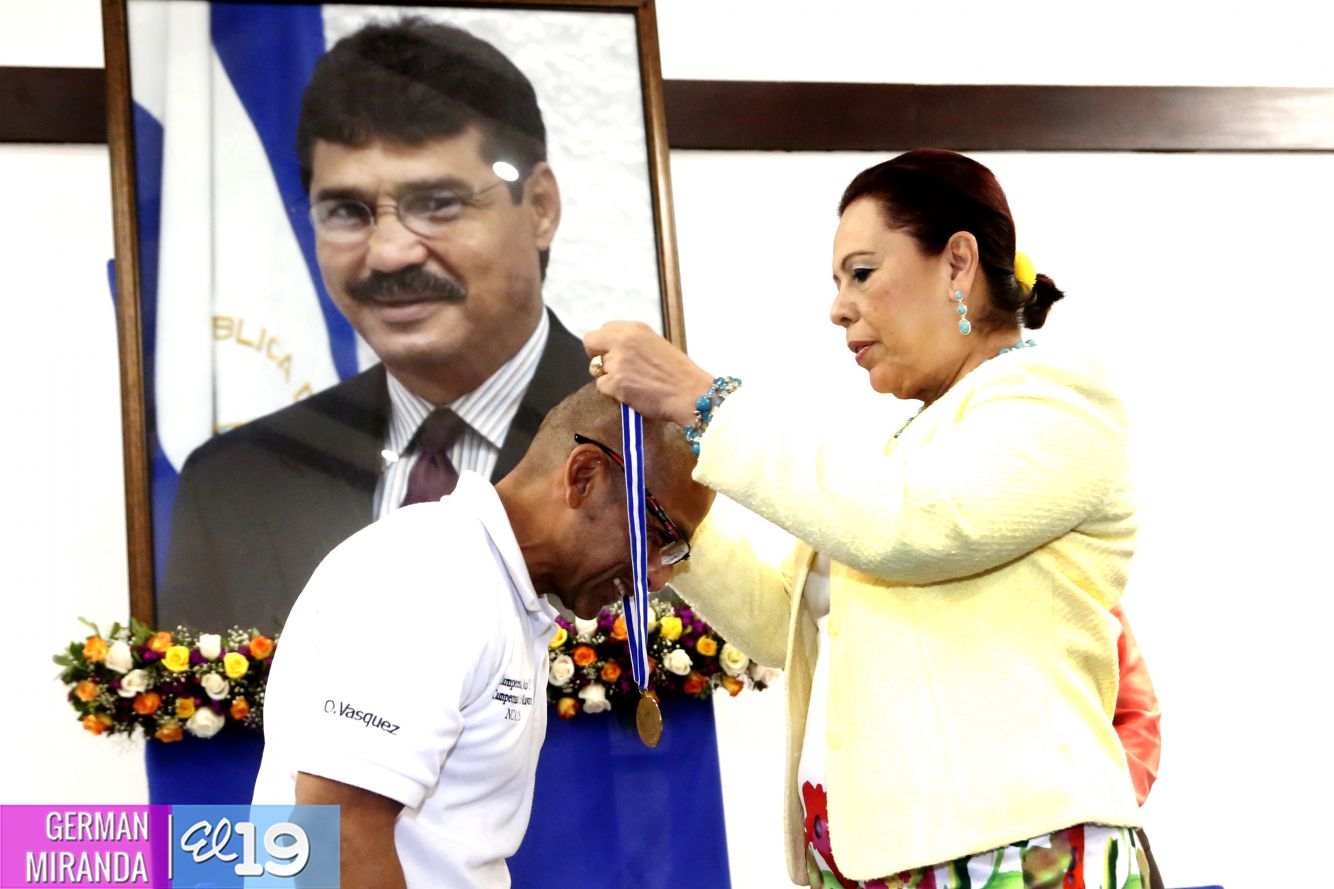 Alcaldía de Managua entrega orden Alexis Argüello a personalidades deportivas