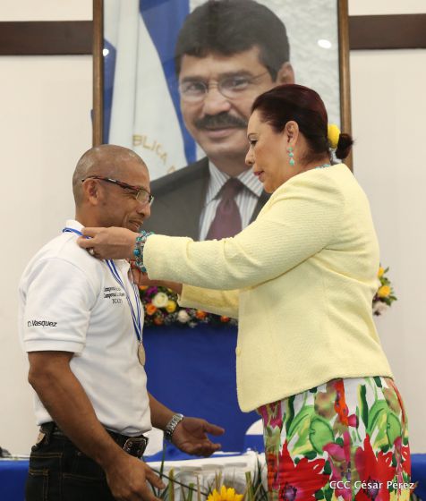 Alcaldía de Managua entrega orden Alexis Argüello a personalidades deportivas