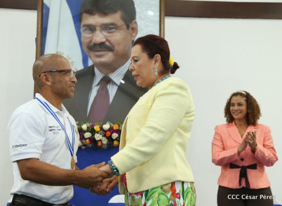 Alcaldía de Managua entrega orden Alexis Argüello a personalidades deportivas