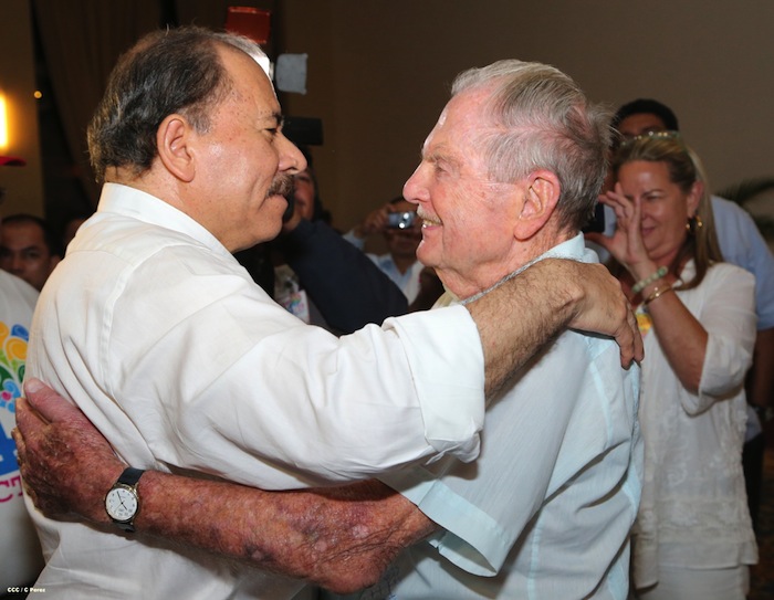 Comandante Daniel impone Orden Independencia Cultural Rubén Darío a Aris Agnano