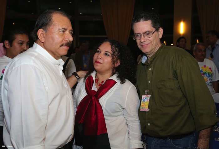 Comandante Daniel impone Orden Independencia Cultural Rubén Darío a Aris Agnano