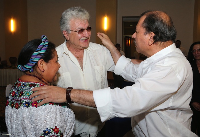 Comandante Daniel impone Orden Independencia Cultural Rubén Darío a Aris Agnano