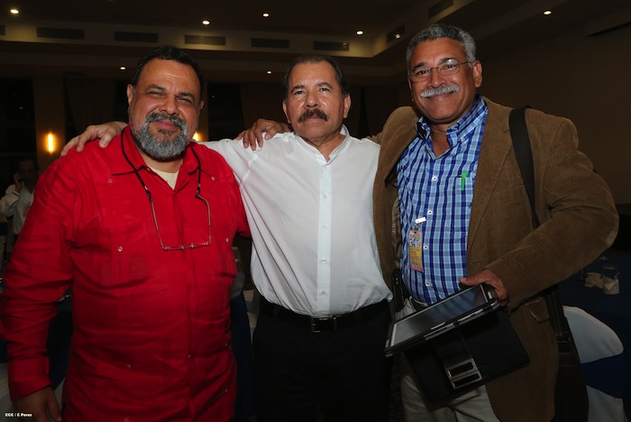 Comandante Daniel impone Orden Independencia Cultural Rubén Darío a Aris Agnano