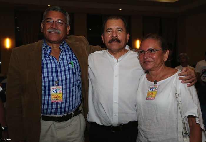 Comandante Daniel impone Orden Independencia Cultural Rubén Darío a Aris Agnano