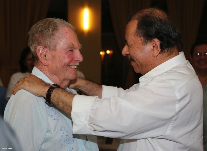 Comandante Daniel impone Orden Independencia Cultural Rubén Darío a Aris Agnano