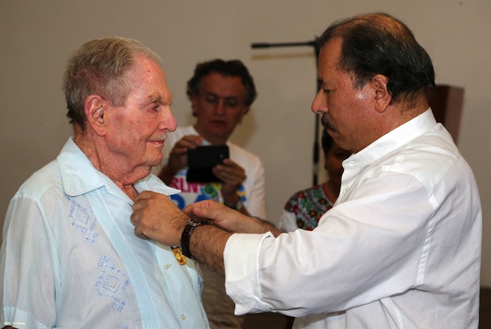 Comandante Daniel impone Orden Independencia Cultural Rubén Darío a Aris Agnano