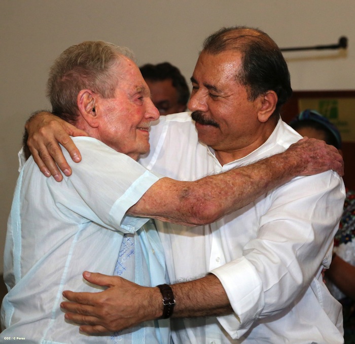 Comandante Daniel impone Orden Independencia Cultural Rubén Darío a Aris Agnano