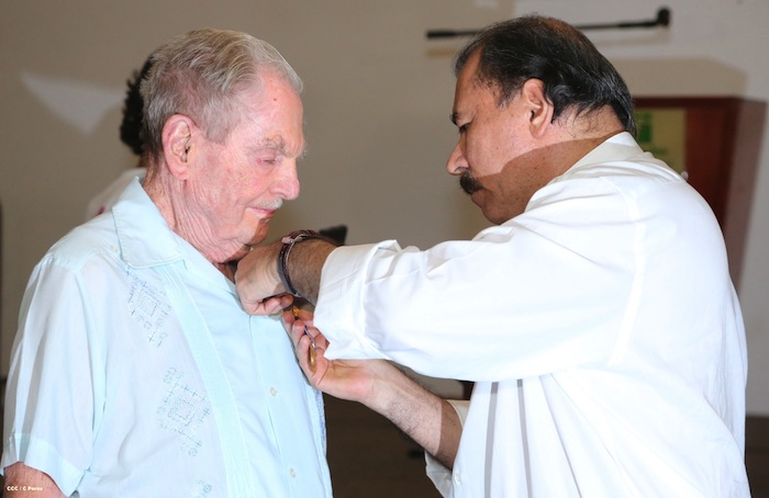 Comandante Daniel impone Orden Independencia Cultural Rubén Darío a Aris Agnano