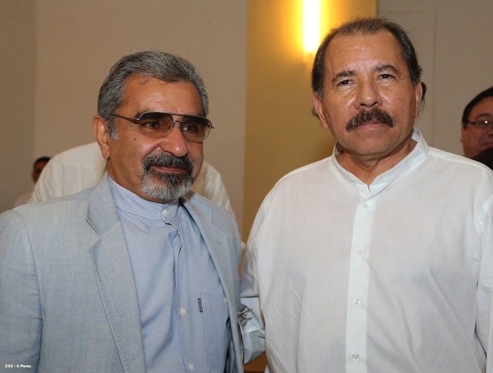 Comandante Daniel impone Orden Independencia Cultural Rubén Darío a Aris Agnano