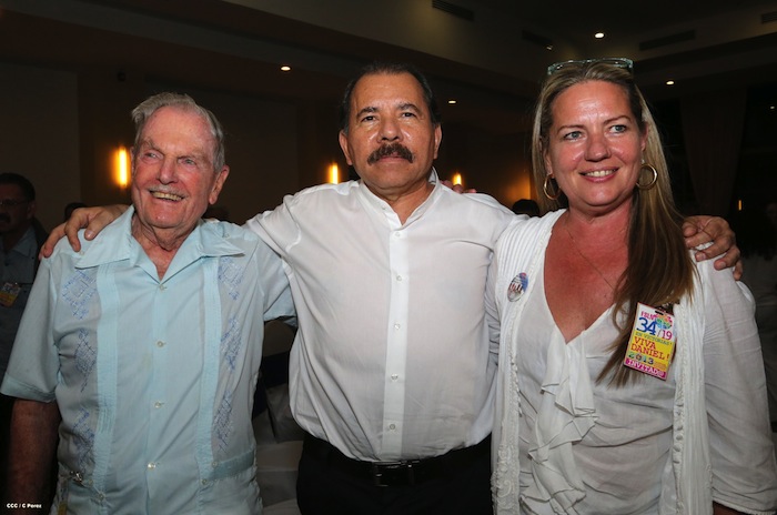 Comandante Daniel impone Orden Independencia Cultural Rubén Darío a Aris Agnano