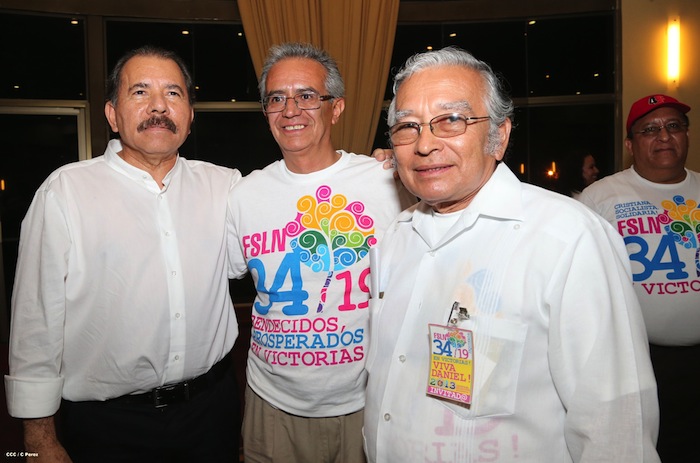 Comandante Daniel impone Orden Independencia Cultural Rubén Darío a Aris Agnano