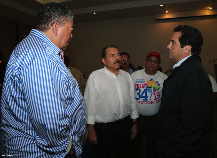 Comandante Daniel impone Orden Independencia Cultural Rubén Darío a Aris Agnano