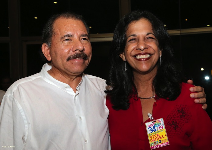 Comandante Daniel impone Orden Independencia Cultural Rubén Darío a Aris Agnano