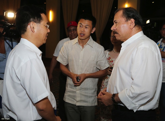 Comandante Daniel impone Orden Independencia Cultural Rubén Darío a Aris Agnano