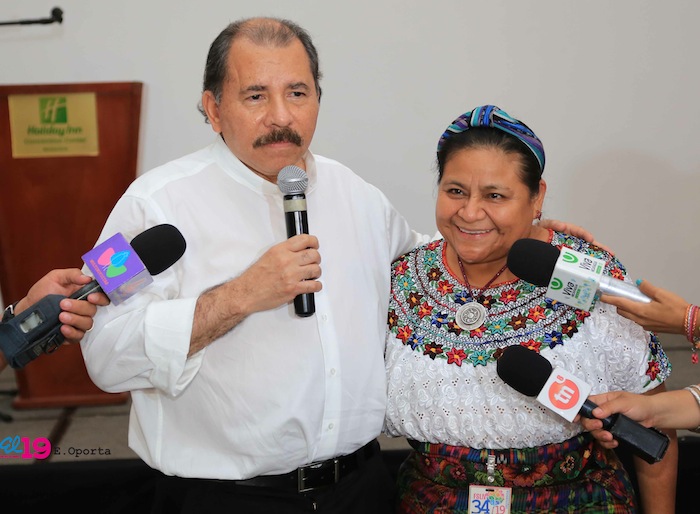 Comandante Daniel impone Orden Independencia Cultural Rubén Darío a Aris Agnano