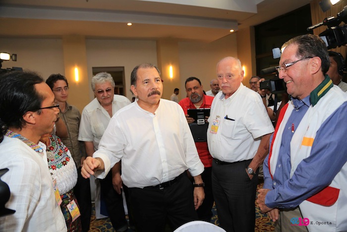 Comandante Daniel impone Orden Independencia Cultural Rubén Darío a Aris Agnano