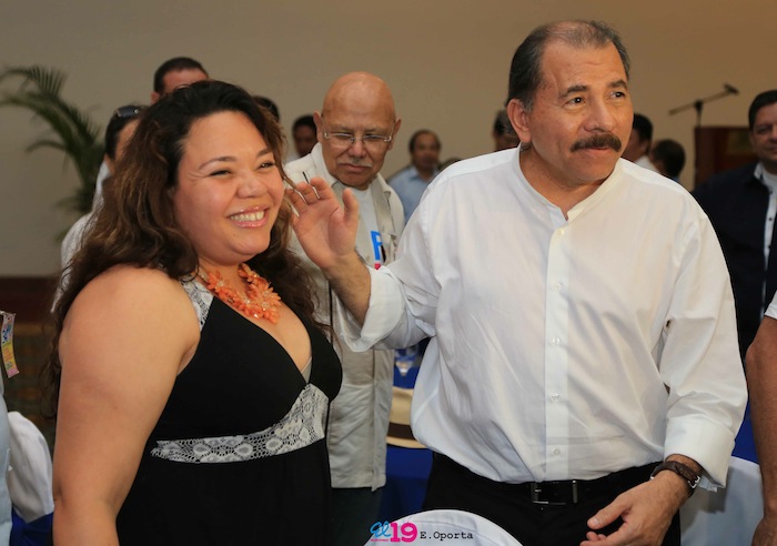 Comandante Daniel impone Orden Independencia Cultural Rubén Darío a Aris Agnano