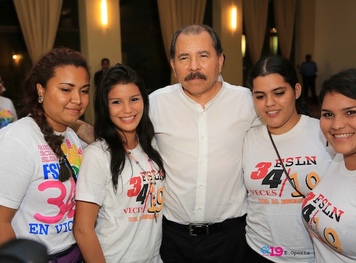 Comandante Daniel impone Orden Independencia Cultural Rubén Darío a Aris Agnano