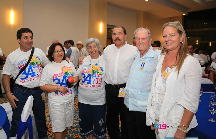 Comandante Daniel impone Orden Independencia Cultural Rubén Darío a Aris Agnano