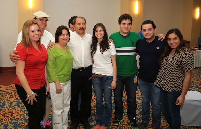 Comandante Daniel impone Orden Independencia Cultural Rubén Darío a Aris Agnano