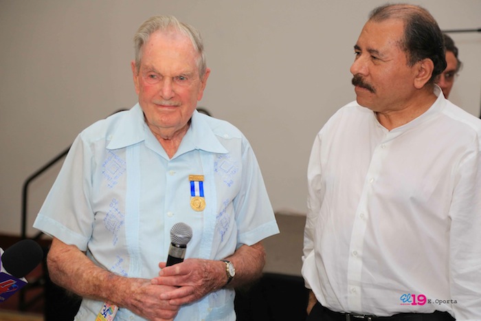 Comandante Daniel impone Orden Independencia Cultural Rubén Darío a Aris Agnano