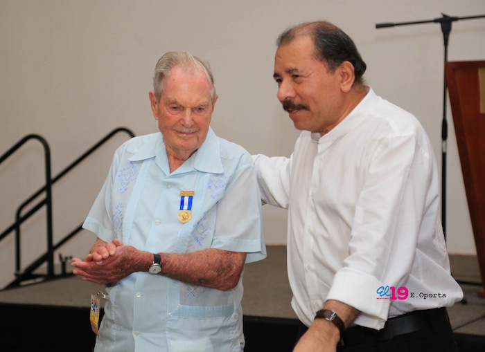 Comandante Daniel impone Orden Independencia Cultural Rubén Darío a Aris Agnano