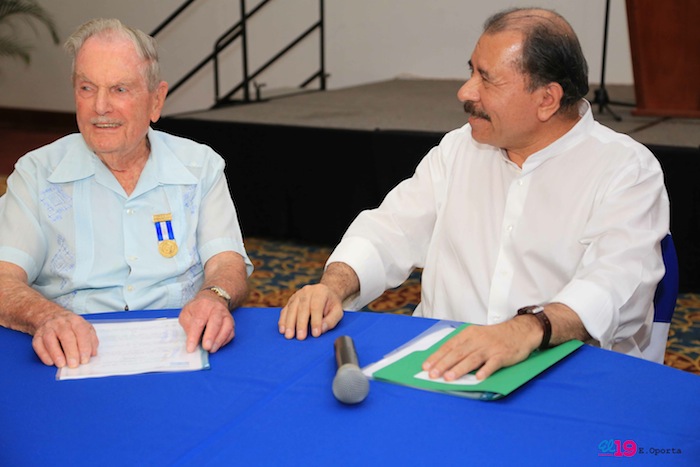 Comandante Daniel impone Orden Independencia Cultural Rubén Darío a Aris Agnano