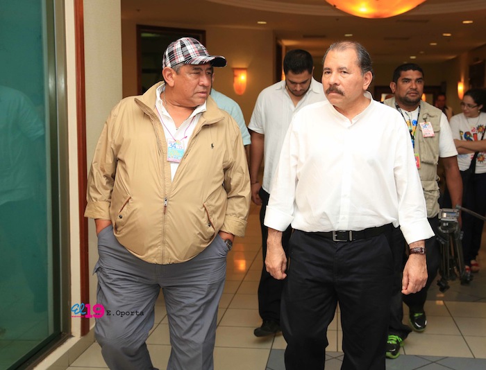 Comandante Daniel impone Orden Independencia Cultural Rubén Darío a Aris Agnano