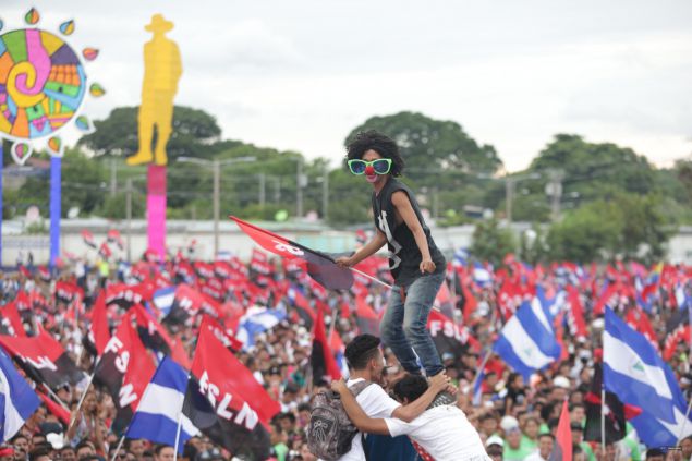 Daniel y Rosario celebran el 37 Aniversario de la Revolución Popular Sandinista