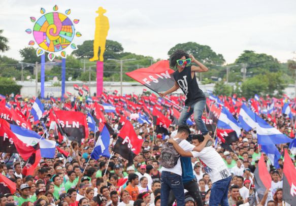 Daniel y Rosario celebran el 37 Aniversario de la Revolución Popular Sandinista