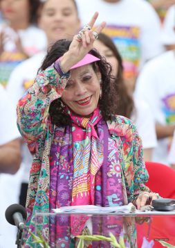 Daniel y Rosario celebran el 37 Aniversario de la Revolución Popular Sandinista