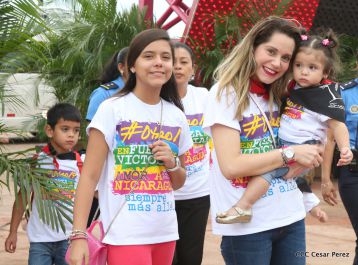 Daniel y Rosario celebran el 37 Aniversario de la Revolución Popular Sandinista