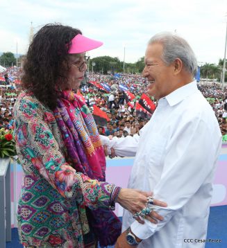 Daniel y Rosario celebran el 37 Aniversario de la Revolución Popular Sandinista