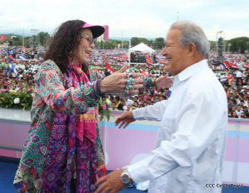 Daniel y Rosario celebran el 37 Aniversario de la Revolución Popular Sandinista