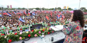 Daniel y Rosario celebran el 37 Aniversario de la Revolución Popular Sandinista