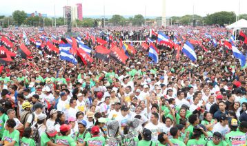 Daniel y Rosario celebran el 37 Aniversario de la Revolución Popular Sandinista