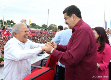 Daniel y Rosario celebran el 37 Aniversario de la Revolución Popular Sandinista