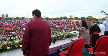 Daniel y Rosario celebran el 37 Aniversario de la Revolución Popular Sandinista