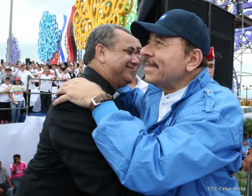 Daniel y Rosario celebran el 37 Aniversario de la Revolución Popular Sandinista