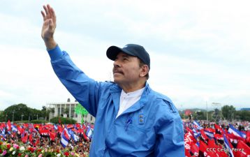 Daniel y Rosario celebran el 37 Aniversario de la Revolución Popular Sandinista