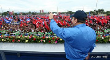 Daniel y Rosario celebran el 37 Aniversario de la Revolución Popular Sandinista