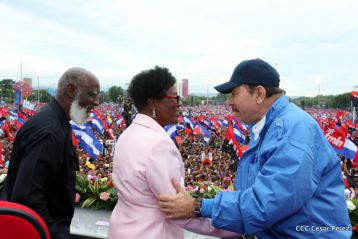 Daniel y Rosario celebran el 37 Aniversario de la Revolución Popular Sandinista