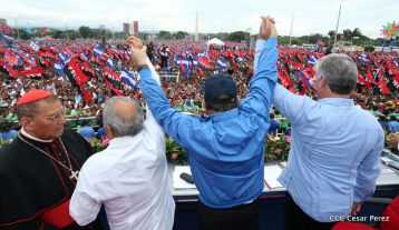 Daniel y Rosario celebran el 37 Aniversario de la Revolución Popular Sandinista