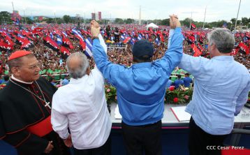 Daniel y Rosario celebran el 37 Aniversario de la Revolución Popular Sandinista