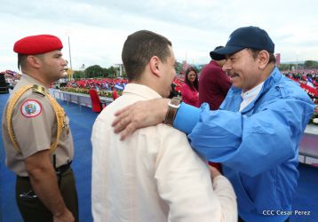 Daniel y Rosario celebran el 37 Aniversario de la Revolución Popular Sandinista