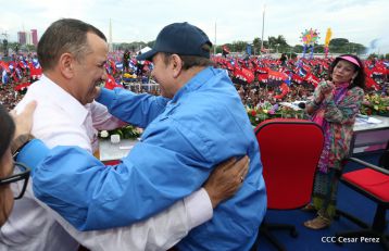 Daniel y Rosario celebran el 37 Aniversario de la Revolución Popular Sandinista