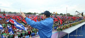 Daniel y Rosario celebran el 37 Aniversario de la Revolución Popular Sandinista