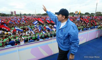 Daniel y Rosario celebran el 37 Aniversario de la Revolución Popular Sandinista